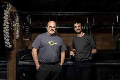 Jordi Vilà con el jefe de cocina de Al Kostat del Mar, Alex López.
