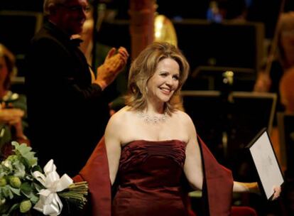La soprano Renee Fleming sonríe después de recibir de manos del rey Carlos Gustavo de Suecia el premio Polar, en una ceremonia celbrada en el Konserthuset de Estocolmo