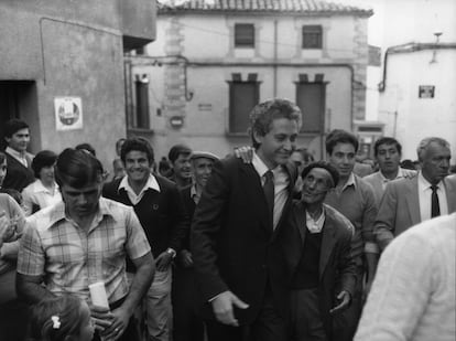 Rafael Escuredo, candidato del PSOE, durante una visita a la localidad de Vilches (Jaén) en la campaña de las elecciones andaluzas celebradas el 25 de mayo de 1982. Los socialistas consiguieron la primera mayoría absoluta en unas elecciones en España, con 66 de los 109 escaños disputados. La participación alcanzó el 66% del censo.