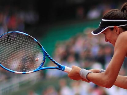 Muguruza devuelve la pelota durante el partido contra Sharapova.