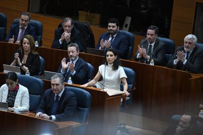 Ana Cuartero, Íñigo Henríquez de Luna y Rocío Monasterio, en la bancada de Vox en la Asamblea.