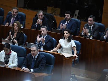 Ana Cuartero, Íñigo Henríquez de Luna y Rocío Monasterio, en la bancada de Vox en la Asamblea.