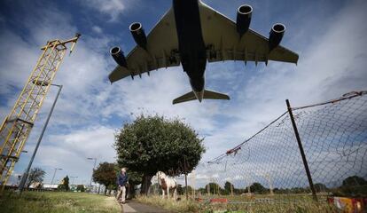 Un avi&oacute;n en las inediaciones de Heathrow.