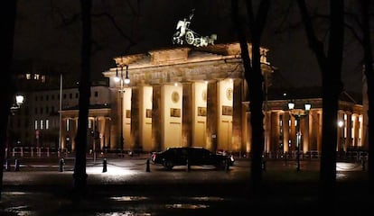 El coche del presidente estadounidense, Barack Obama, pasa frente a la Puerta de Brandeburgo, el 16 de noviembre de 2016, en Berlín (Alemania).