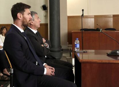 El jugador del FC Barcelona Lionel Messi y su padre, Jorge Horacio Messi en la sala de la Audiencia de Barcelona. 