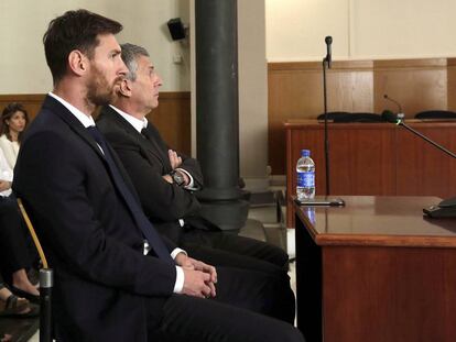 El jugador del FC Barcelona Lionel Messi y su padre, Jorge Horacio Messi en la sala de la Audiencia de Barcelona. 