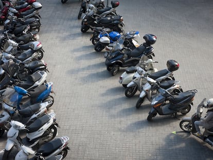 Motos aparcades a Barcelona.