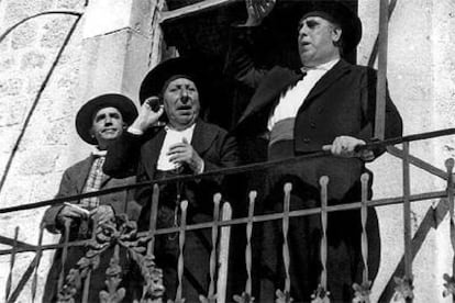 Manuel Morán, José Isbert y Alberto Romea (de derecha a izquierda), en una imagen de la película <i>Bienvenido mister Marshall</i> (1953), de Luis García Berlanga.