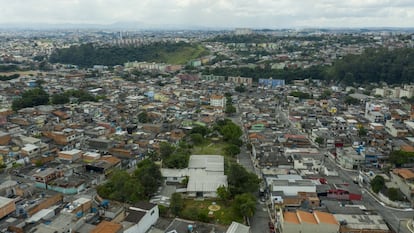 Vista aérea del distrito de Guaianases, en la Zona Este de São Paulo, la gran metrópolis brasileña. En este barrio de clase obrera empobrecida, miles de niños y niñas se han quedado sin poder ir a la escuela a lo largo de una crisis sanitaria aún sin fecha de fin.