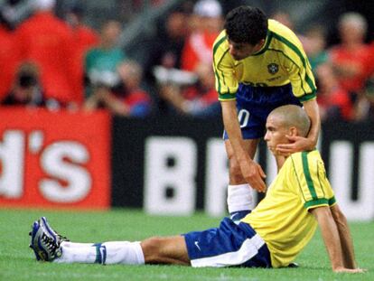 Ronaldo, en el suelo, consolado por su compañero Bebeto tras la final del Mundial 1998 en el Stade de France en París, que ganó Francia por 3-0.