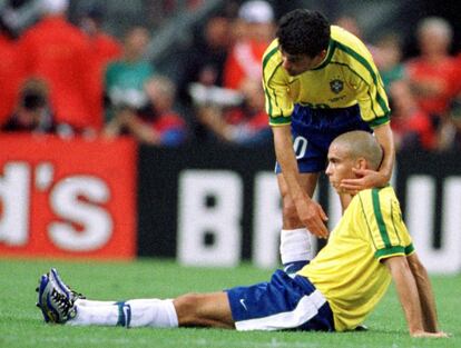 Ronaldo, en el suelo, consolado por su compañero Bebeto tras la final del Mundial 1998 en el Stade de France en París, que ganó Francia por 3-0.