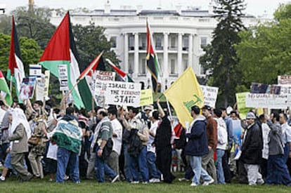 Un grupo de manifestantes pasa por delante de la Casa Blanca enarbolando banderas palestinas y pancartas contra Israel.