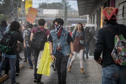 Miembros del bloque negro han vandalizado la estación del metrobús 'Perisur' durante la segunda marcha contra la gentrificación, en Ciudad de México.