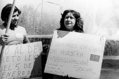 Madrid, 1 de mayo de 1979<br>Dos manifestantes protestan contra el decreto ley del 5 de enero de 1979, sobre la creación del Instituto de Mediación, Arbitraje y Conciliación.
