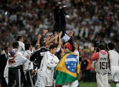 Los madridistas <i>mantean</i> a su técnico de entonces, Fabio Capello, tras ganar la Liga en 2007.