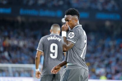 El delantero del Real Madrid Vinicius celebra tras marcar el segundo gol ante el Celta en Balaídos este sábado.