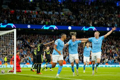 Los jugadores del Manchester City, Erling Haaland, Ruben Dias y Manuel Akanji, celebran el tercer gol del Manchester City, marcado en propia puerta por Militão. 