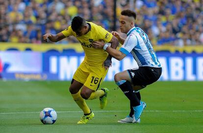 Lautaro Martínez, a la derecha, en el duelo de Racing ante Boca.