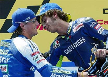 Sete y Rossi se felicitan en el podio al término de la carrera.
