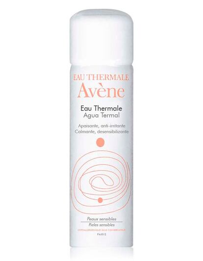 Calma la piel irritada y fija el maquillaje. No te arrepentirás de incluir este agua termal en tu neceser. Es de Avene. (16 euros aprox).