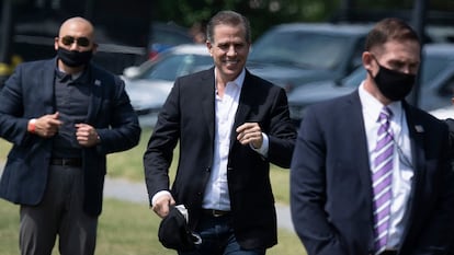 Hunter Biden (centro) camina por el jardín la Casa Blanca en Washington, en mayo de 2021.