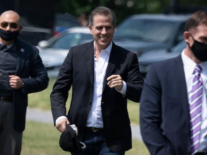 Hunter Biden (centro) camina por el jardín la Casa Blanca en Washington, en mayo de 2021.