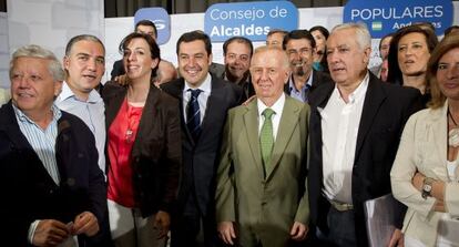 Juan Manuel Moreno, con los alcaldes del PP tras la reuni&oacute;n celebrada ayer en M&aacute;laga.