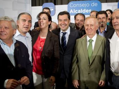 Juan Manuel Moreno, con los alcaldes del PP tras la reunión celebrada ayer en Málaga.