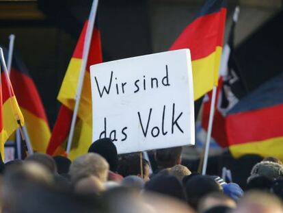 Una pancarta donde se lee "Nosotros somos el pueblo", en la manifestación convocada ayer en Colonia por el grupo Pegida contra la acogida de inmigrantes.