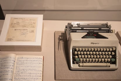 La factura y máquina de escribir de la escritora, en una exposición en el Colegio de San Ildefonso.