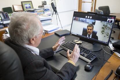 Felipe Romera, director de Andalucia TechPark, conversa por video llamada con el director del PCT Cartuja, Luis Perez.
