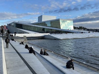 Vista de la Ópera de Oslo (Noruega) desde la orilla.
