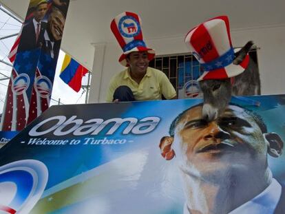 Un partidario de Obama se prepara para su visita a Colombia.