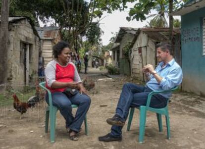 Patricia Gómez conversa con el diputado Luis Miguel Salvador (Ciudadanos) en Santo Domingo (República Dominicana) sobre los proyectos que apoya allí la cooperación española.