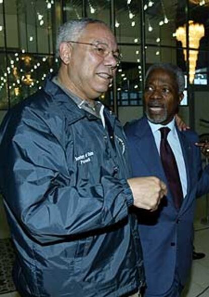 Colin Powell, junto a Kofi Annan en el aeropuerto de Jartum.