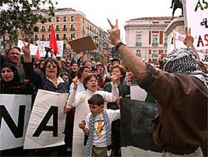 Dos centenares de manisfestantes expresaron ayer en la Puerta del Sol de Madrid su solidaridad con el pueblo palestino.