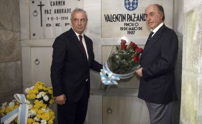 Pachi V&aacute;zquez (izquierda) y Alfonso Paz-Andrade durante una ofrenda floral en la tumba del padre de este &uacute;ltimo.