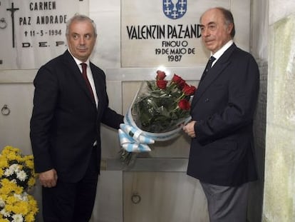 Pachi V&aacute;zquez (izquierda) y Alfonso Paz-Andrade durante una ofrenda floral en la tumba del padre de este &uacute;ltimo.