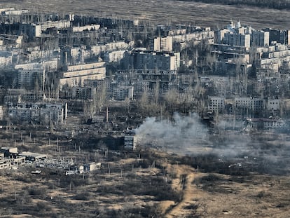 Edificios residenciales gravemente dañados por ataques militares rusos permanentes en la ciudad de Avdiivka, este jueves 15 de enero.