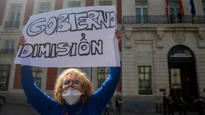 Manifestación promovida por Vox en la Puerta del Sol durante la reunión entre Pedro Sánchez y la presidenta madrileña Isabel Díaz Ayuso.