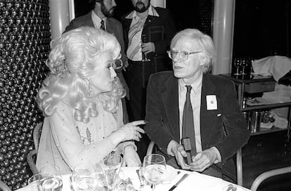 Dolly Parton y Andy Warhol en el restaurante Windows on the World de Nueva York, el 14 de mayo de 1977.