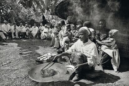 Ritual de la ceremonia del café durante la recolecta de grano en la región etíope de Yirgacheffe (2004).