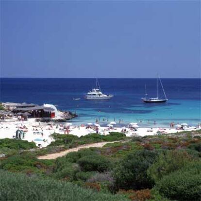 La cala Torret, cerca de Binibeca Vell, en Menorca, uno de los idílicos enclaves para detenerse mientras se navega por la isla.
El <b><i>skibus,</b></i> o paseo sobre una banana hinchable remolcada por una lancha.