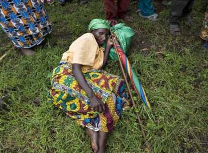 Una mujer desplazada por los combates espera a la distribución de ayuda humanitaria en una aldea del Este de Congo
