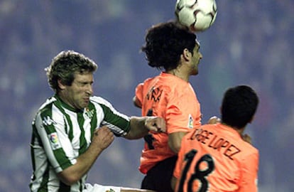 El valencianista Ayala impide de cabeza un remate del bético Martín Palermo.