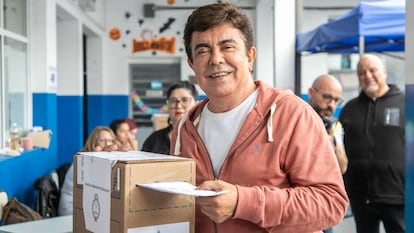 Fernando Espinoza vota en la elección del 22 de octubre de 2023 en Buenos Aires (Argentina).