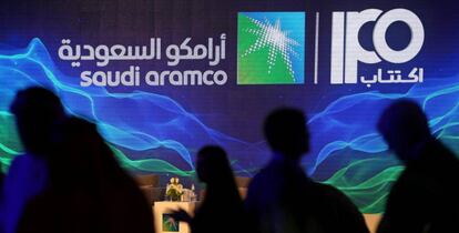 Cartel de la OPV de Aramco, ayer en su presentación en Dhahran (Arabia Saudí).