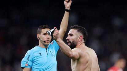 José Hernández Maeso muestra la cartulina amarilla a Carvajal por quitarse la camiseta en la celebración de un gol ante el Almería.