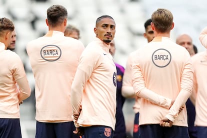 Raphinha, durante el entrenamiento del Barcelona en Newcastle.