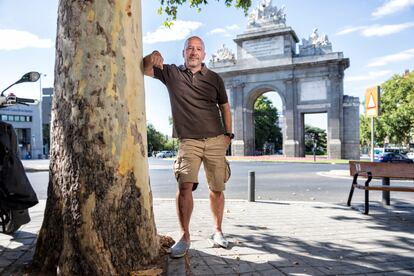 Enrique Moreno, retratado delante de la Puerta de Toledo, vendió su piso de La Latina porque no aguantaba las molestias de un piso turístico.